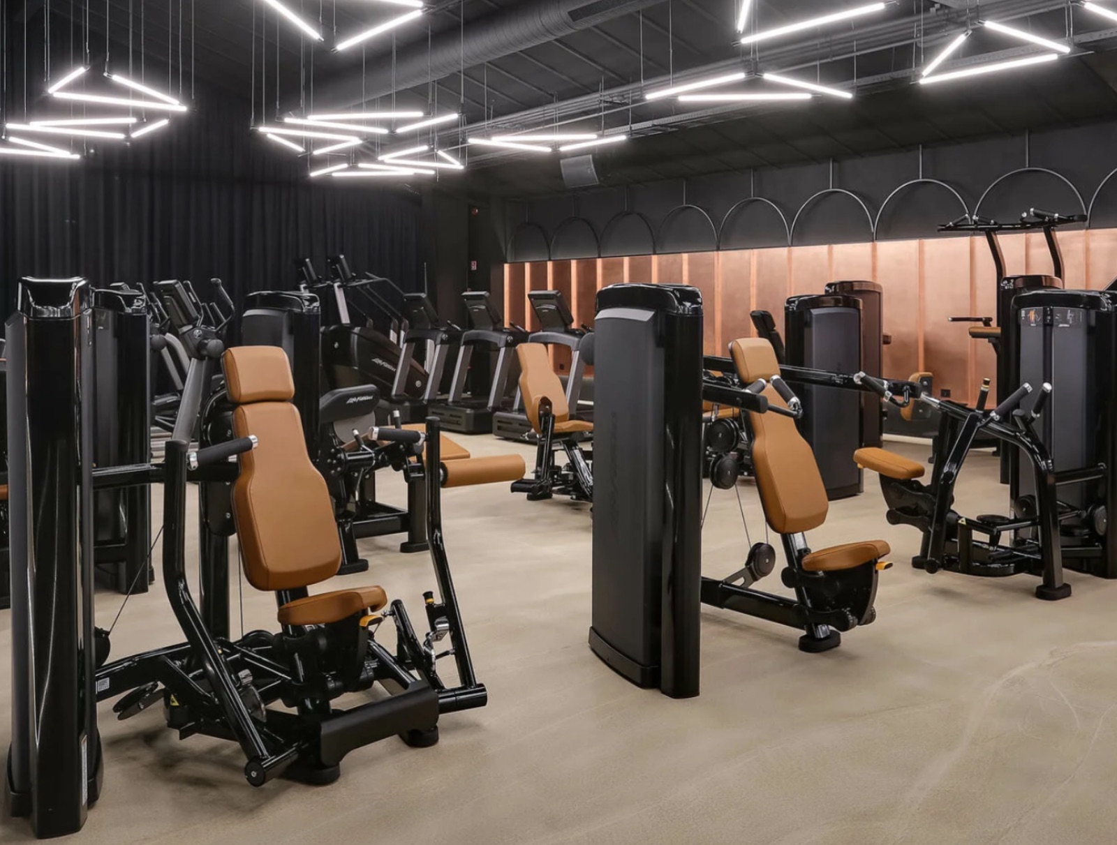 Зал с оборудованием Life Fitness